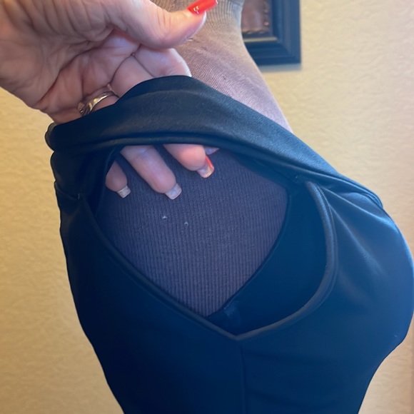 Bill Blass, simple black off the shoulder gown. Size M (6) High slit, lower left - Picture 8 of 10